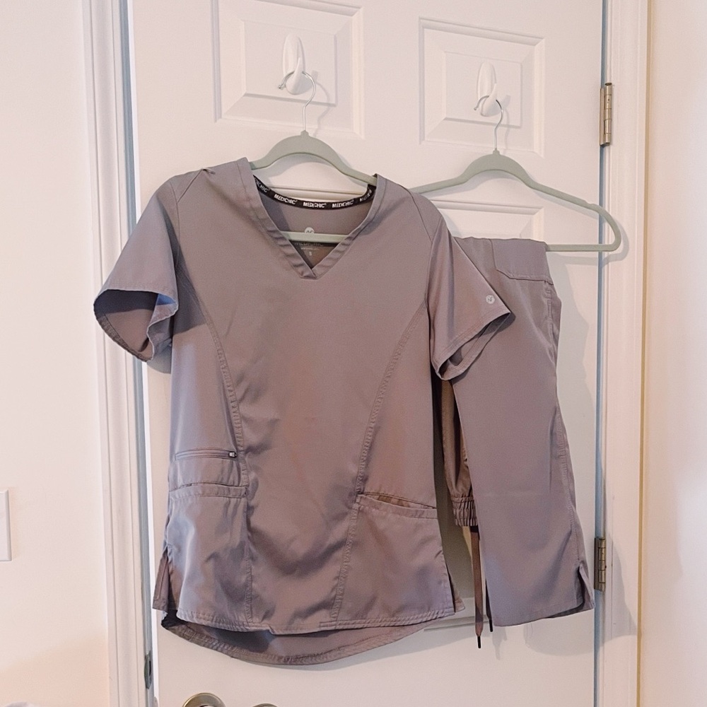 MediChic Scrub Set – Gray – Size Small (Fits Like Medium) – Like New